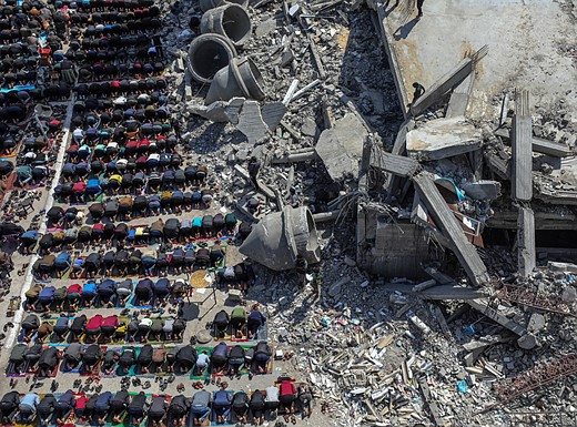palestinian civilians praying in mosque rubble.jpg-Abdelrahman-Alkahlout-abd.pix96