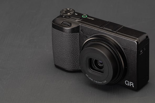 Ricoh GRIV three-quarter view