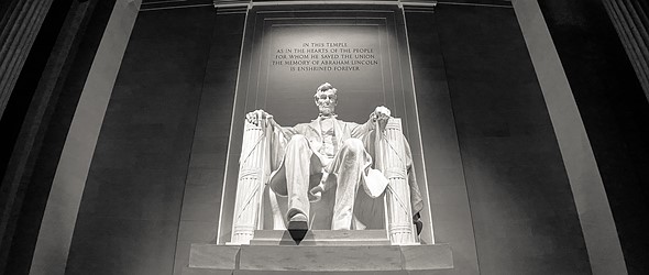 a black and white image of the statue of abraham lincoln at the lincoln memorial in washigntdon DC
