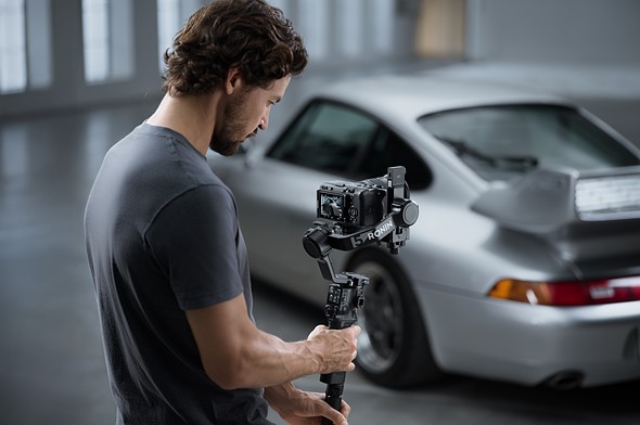 person_holding_camera_on_dji_rs_5