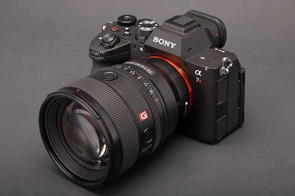 sony a7rvi three quarters beauty crop