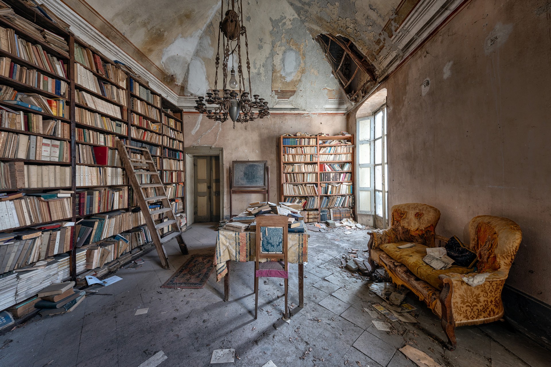 The library of an Italian villa.